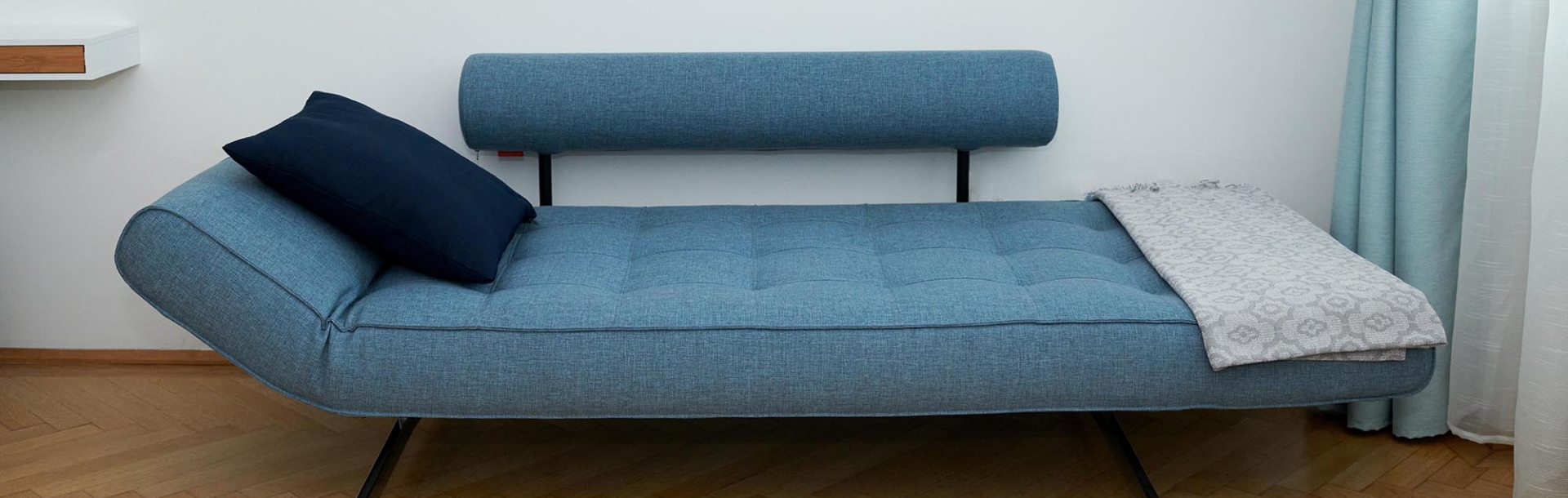 blaue Couch mit Polster für analytische Therapie